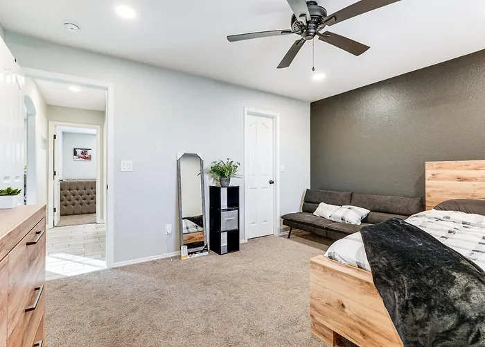 3 Mi To London Bridge: W/ Patio & Grill! *