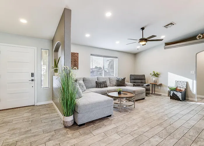 3 Mi To London Bridge: W/ Patio & Grill!
