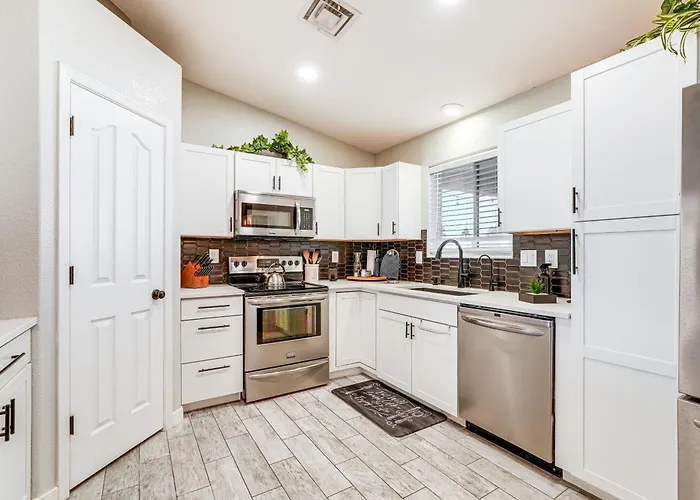 3 Mi To London Bridge: W/ Patio & Grill! *